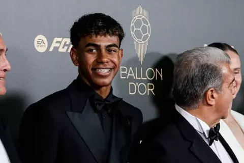 تقارير: لامين يامال ووفد من برشلونة يحضران حفل الكرة الذهبية